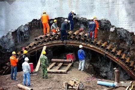 河津隧道钢花管支护案例